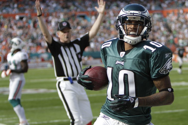 El famoso receptor DeSean Jackson viste una camiseta de los Philadelphia Eagles y anuncia su retiro